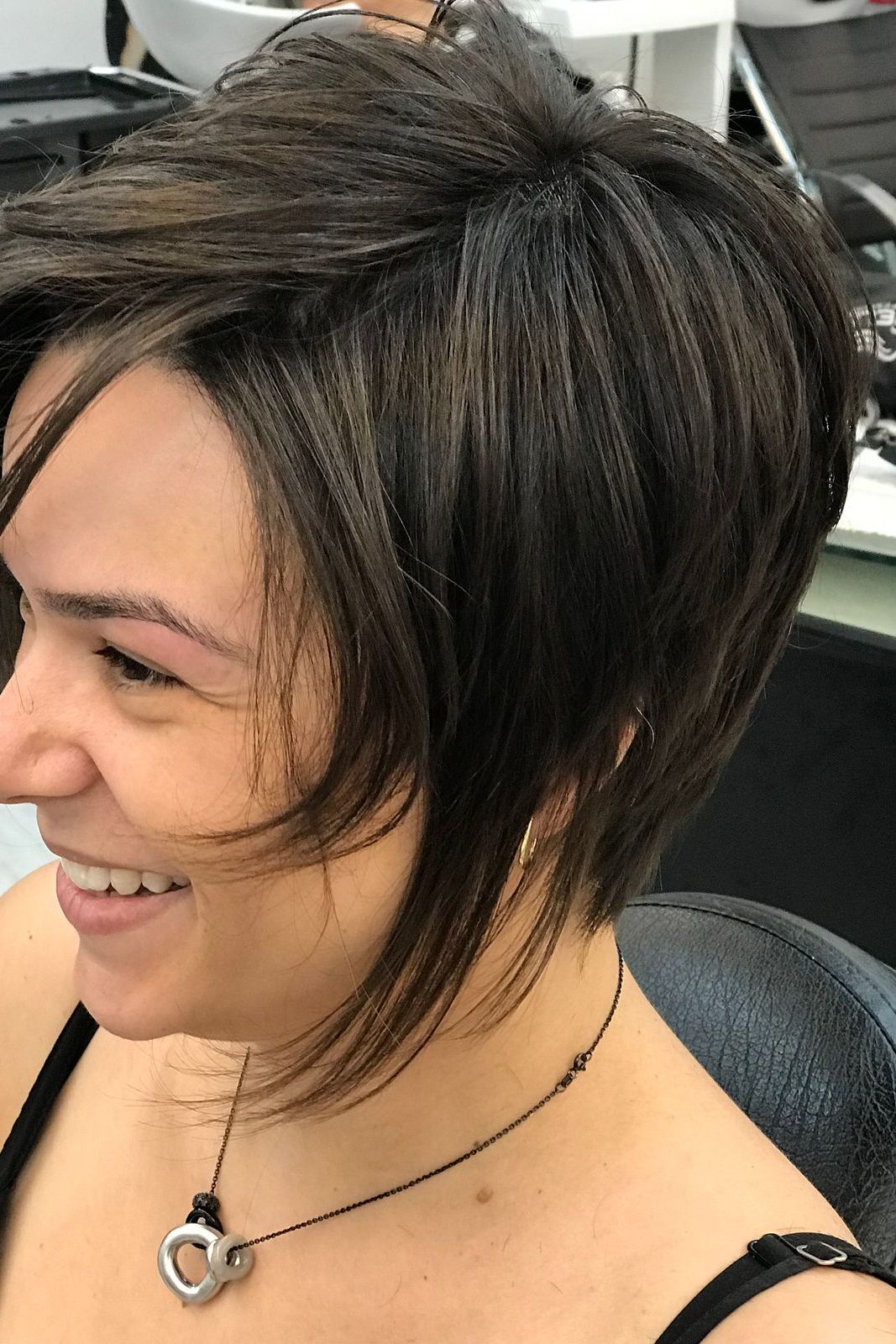 Cliente com corte executado tecnicamente no salão