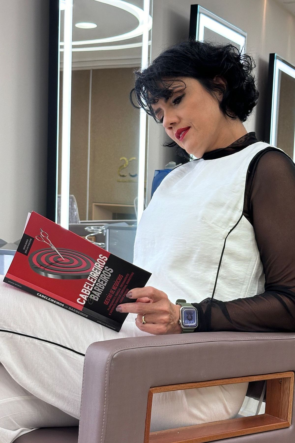 Patrícia Carvalho estudando no salão