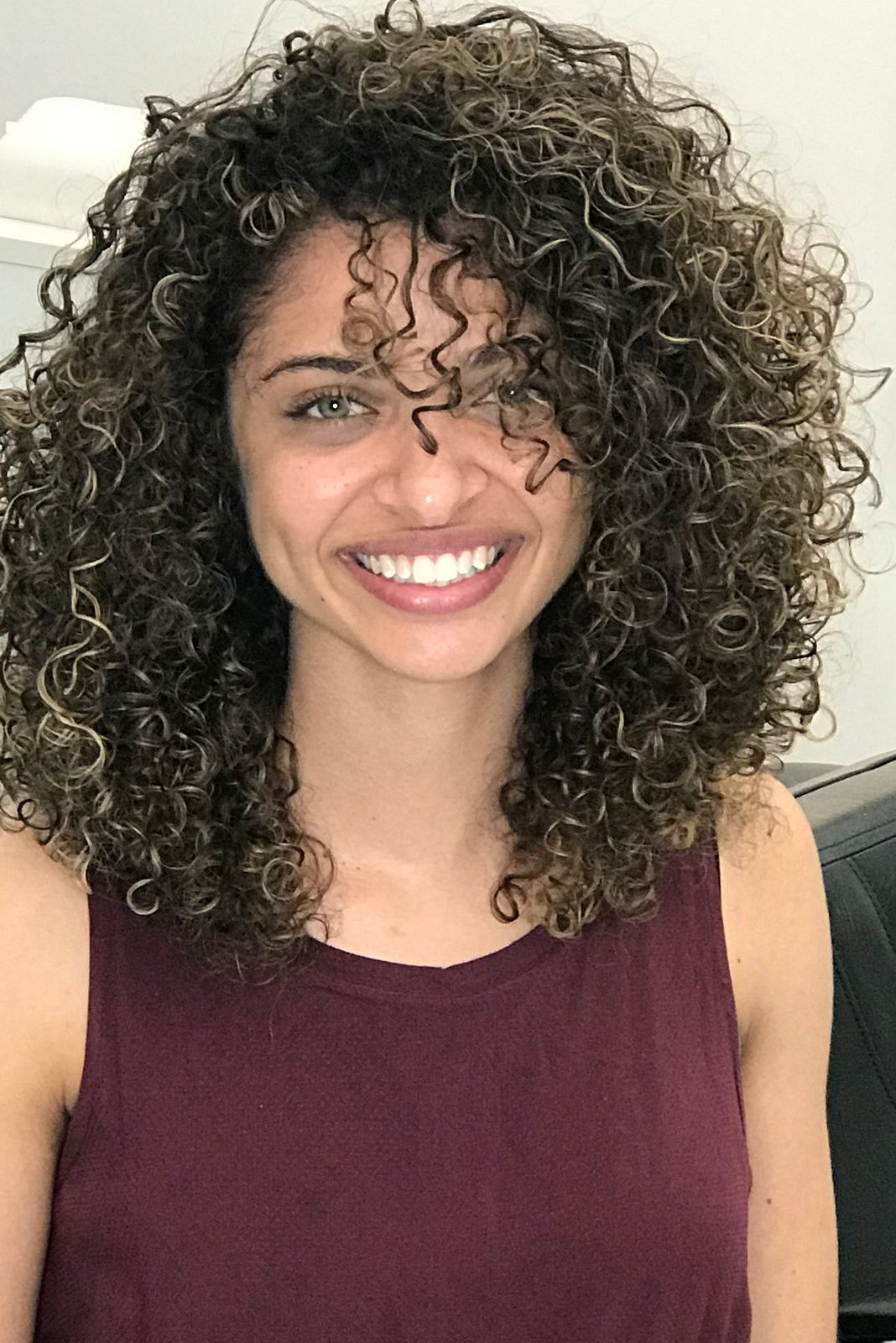 Perfil de mulher com corte curto: linhas e volumes que traduzem estilo